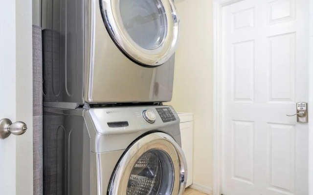 Amazing 6 Bedrooms With Pool