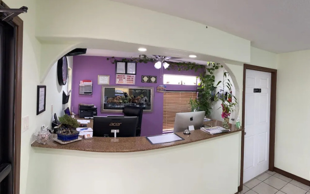 Country Hill Inn and Suites