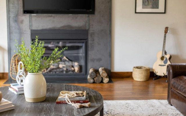 Dillon - Private Mountain Home w Hot Tub w Views & Shuffleboard!