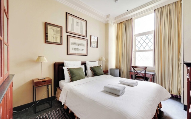 Historic Elegance in the Heart of Marais - 6p/2br