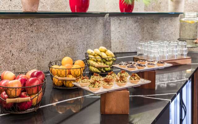 Radisson RED Hotel London Heathrow