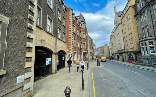 Studio Hart Castle Rock Grassmarket