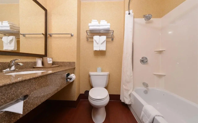 Comfort Inn & Suites McMinnville Wine Country