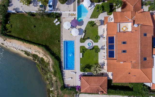 Fimi- With Swimming Pool - A3 BW