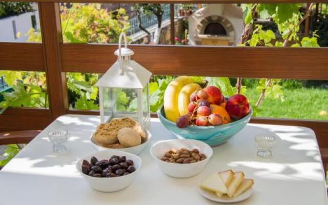 Zorbas Hotel Apartments & Studios