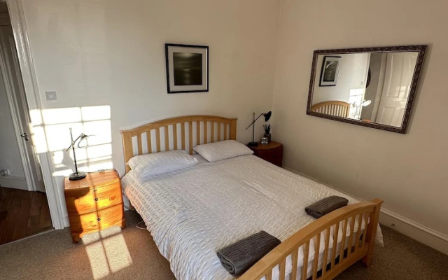 Charming 2-bedroom Apartment Located in Ayr