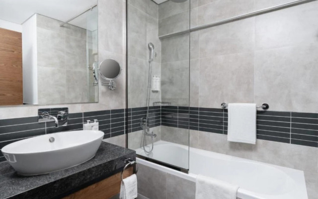 Отель Holiday Inn Dubai Village Circle