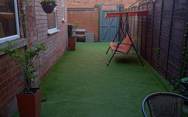 Beach Apartment - Sleeps 4, Garden & Parking