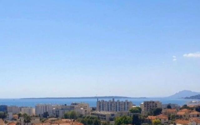 Spacieux F2 climatisé vue mer, piscine et parking