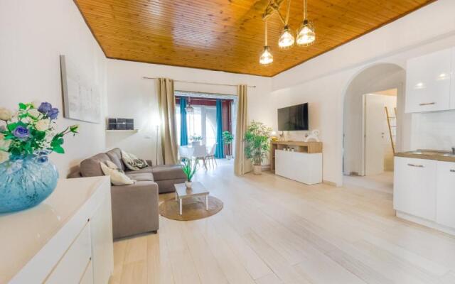 Athena Sea front Apartment, Parking & Pool
