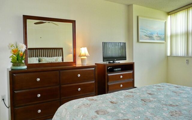 Cozy Beachfront Condo With Pool and Tennis Courts