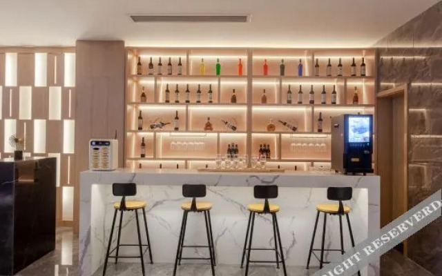 Yihai Hotel (Zhengzhou South China City Longhu Jinyi City Shopping Center Branch)