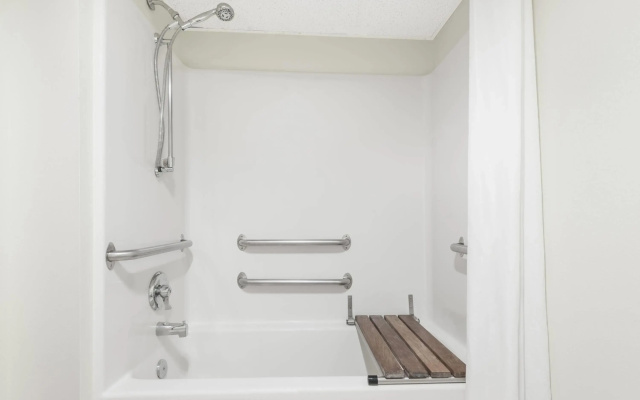 Super 8 by Wyndham Smithville/Kansas City