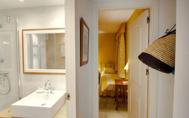 Suitur beachfront duplex with pool and sea views