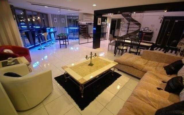 Glass House B & B