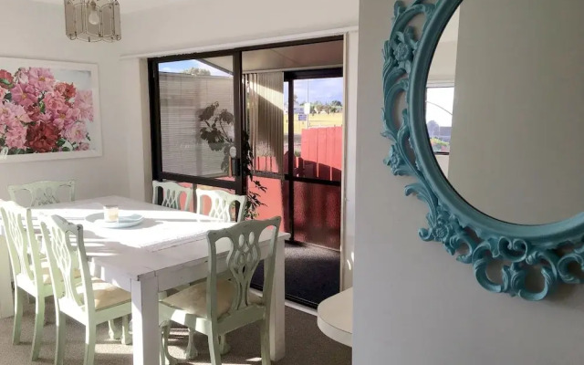 Sunny Holiday Home Near the Beach