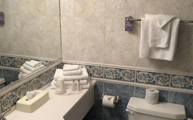 Travelodge by Wyndham Niagara Falls Fallsview