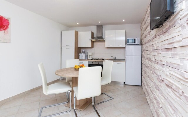 Amazing Home in Sukosan with Hot Tub, WiFi & 2 Bedrooms