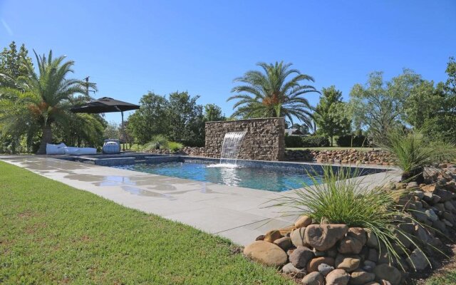 Lilies on Lovedale Estate - Heated Pool and Spa