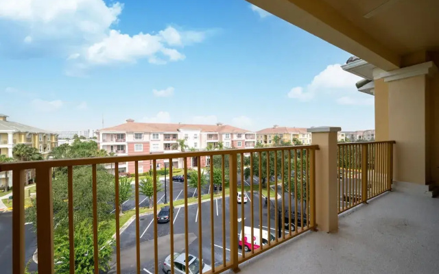 Casa Toscana Deluxe 3 Bedroom Condo by RedAwning