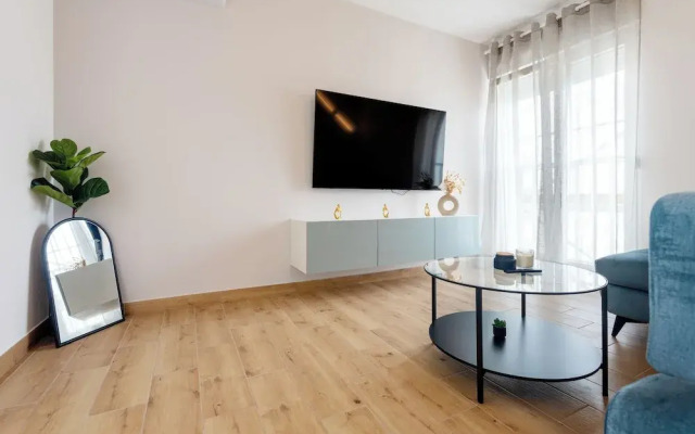 Modern apt With Balcony, 12 min Walk to the Beach