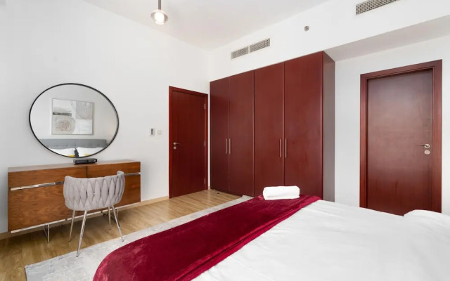 Whitesage - Magnificent Waterfront Apt, Steps From the Beach