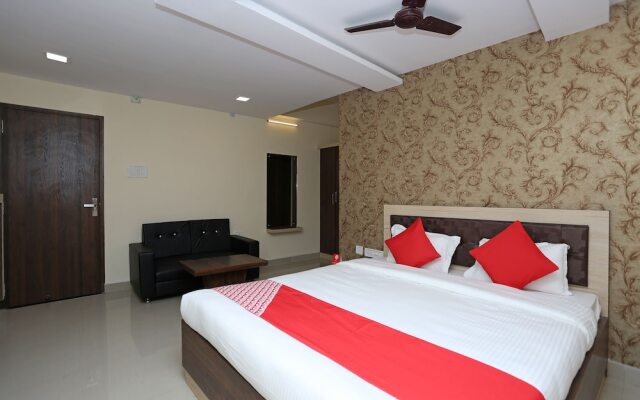 OYO Flagship 11549 Crystal INN