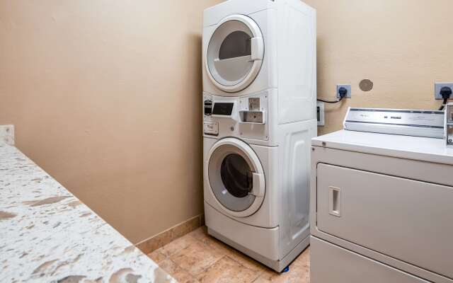 Best Western Plus Kenedy Inn