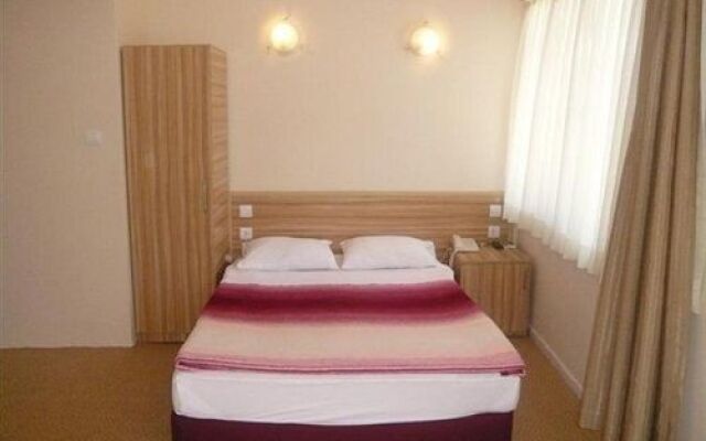 Status Hotel