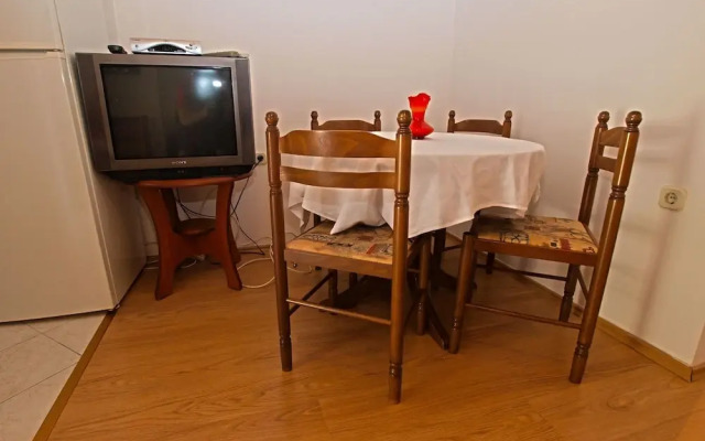 Apartment 613