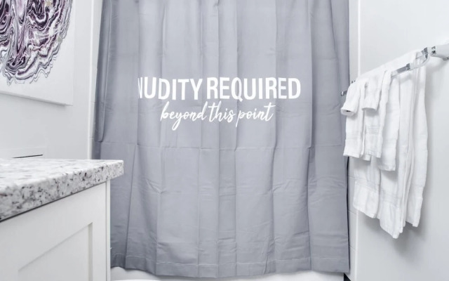 Cozy and Central DT Home w Gym Coffee Parking BBQ