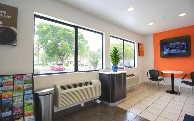 Motel 6 Lantana, FL