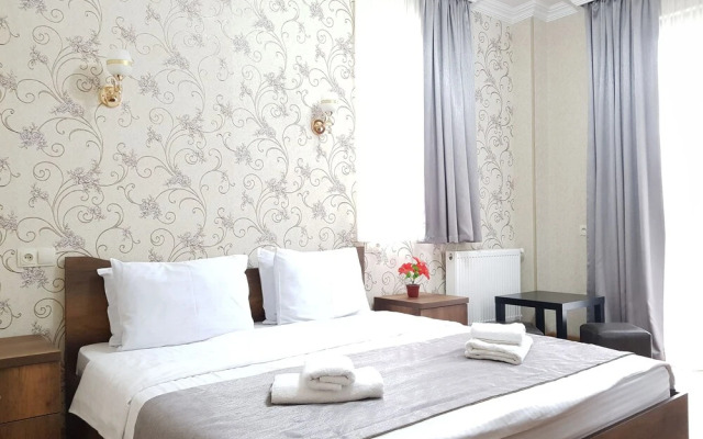 Gold Line Hotel