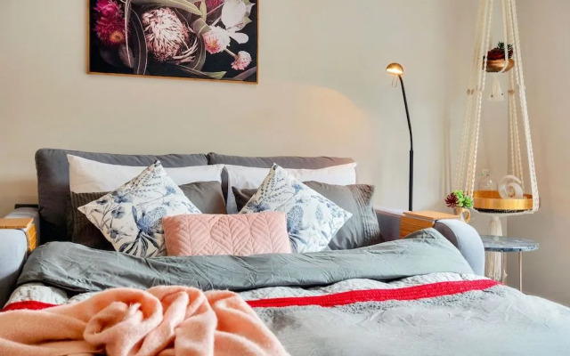 Beautifully Styled 2BR w 2 Carparks & Aircon