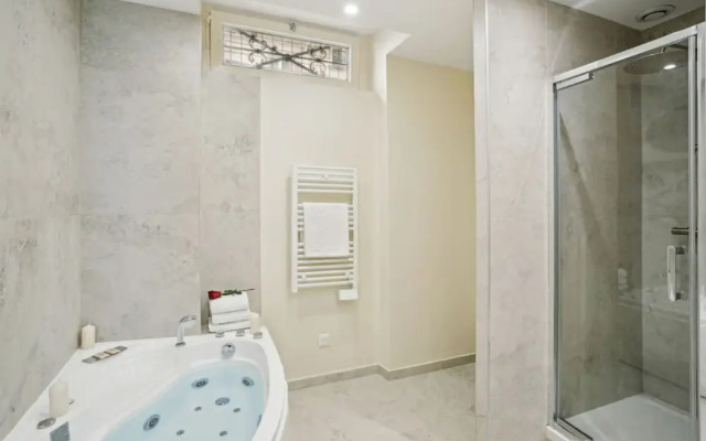 Ganneron in Paris With 1 Bedrooms and 1 Bathrooms