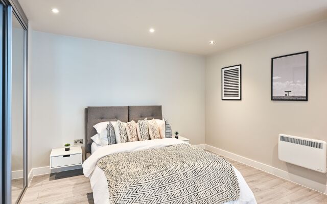 Seven Living Bracknell - Free Parking on Site