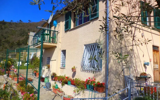 Small House in the Hills for Beautiful Walks Near the Sea