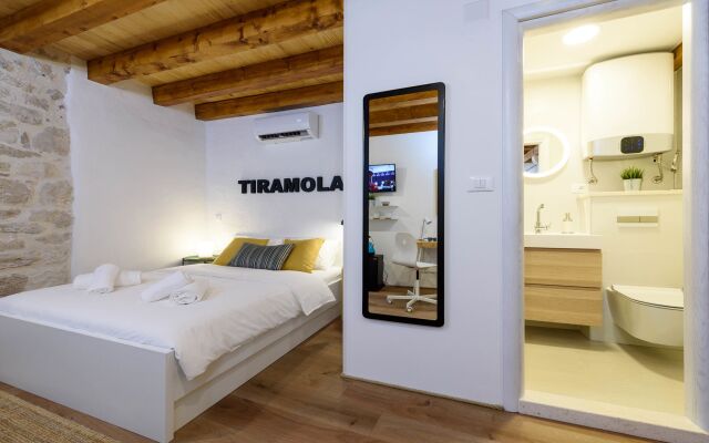 Apartments & Rooms Tiramola