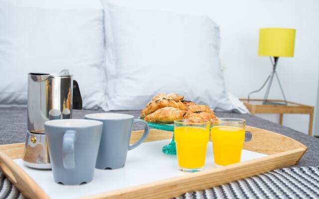 Modern & Stylish Flat Dos Aceras by La recepcion