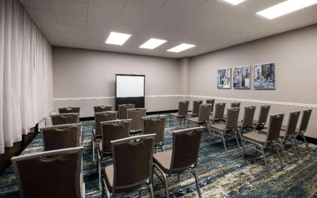 La Quinta Inn Suites White Plains Elmsford