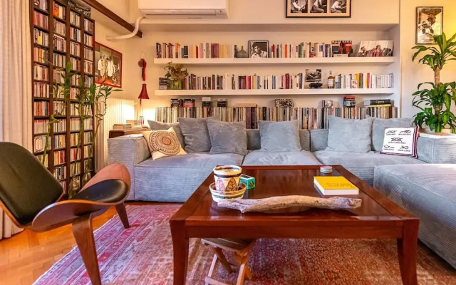 Chic 2BR Bright Penthouse With Open Wood Staircase
