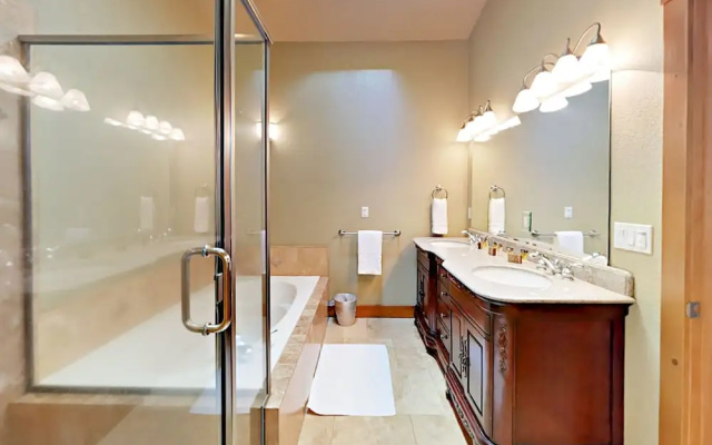 2275 Eloise Condo by RedAwning