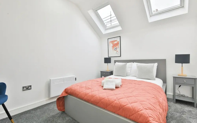 Modern 2 Bed House - Sleeps 4