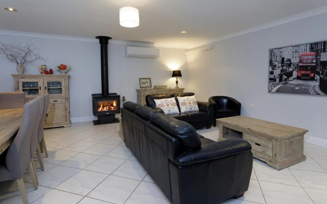 Rawson's Retreat - Five Bedroom Home - Walk CBD - Includes Breakfast