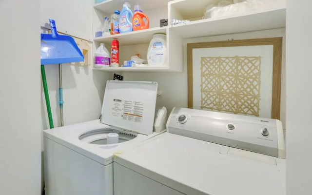 Townhome Near Beach in Galveston: Furnished Patio!