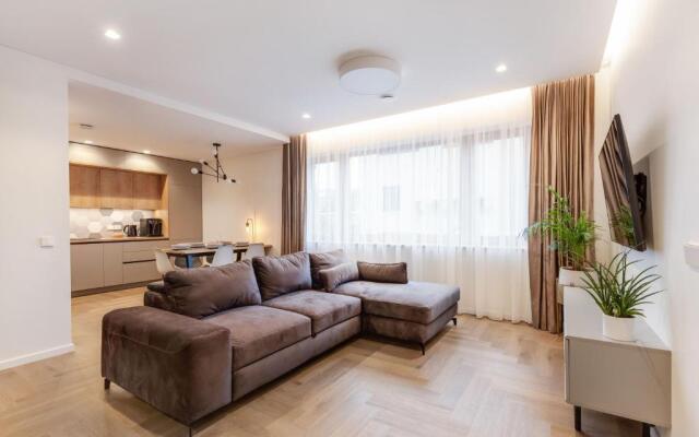 3 Bedroom Apart/24h self check in/free parking/up to 6 people/