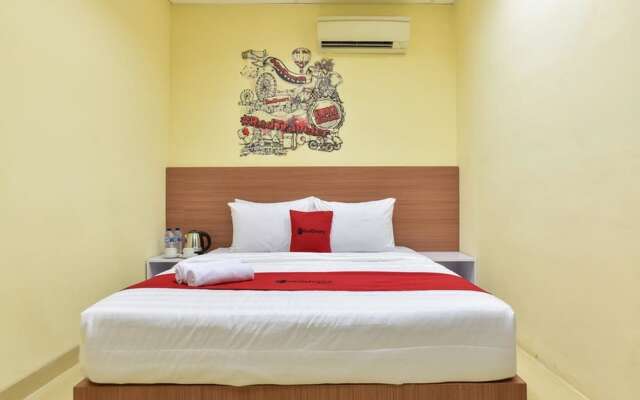 RedDoorz Plus near TIS Square