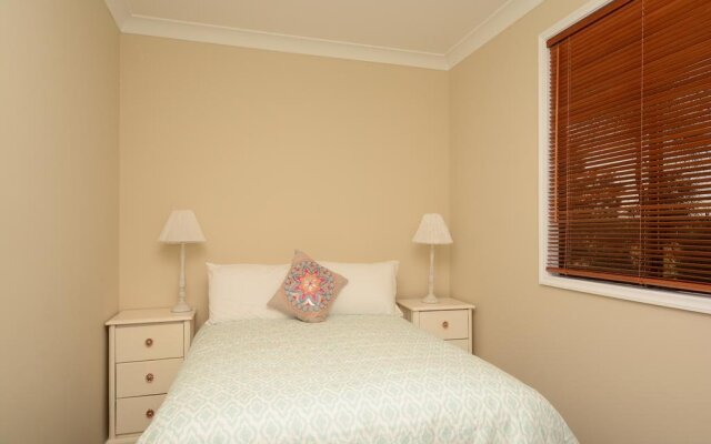 Silver Springs 6br Luxury Homestead with Wifi, Pool. Fireplace, Views, Olives and Space