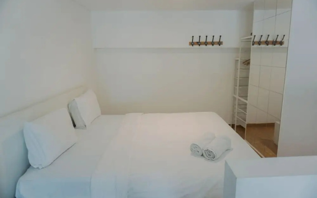 Comfortable And Homey Studio Loft At Kingland Avenue Apartment