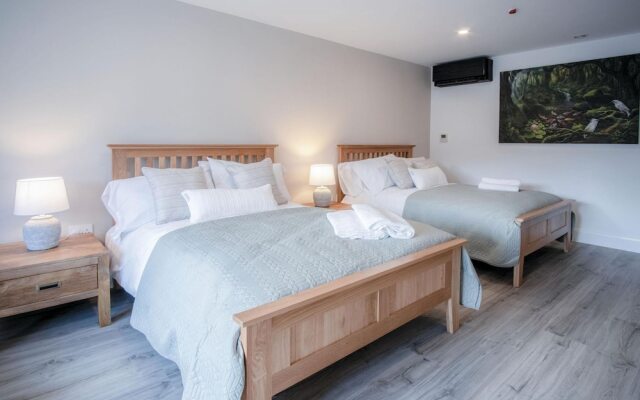 Suite 8 - Sleeping Giant Hotel - PEN Y CAE Inn